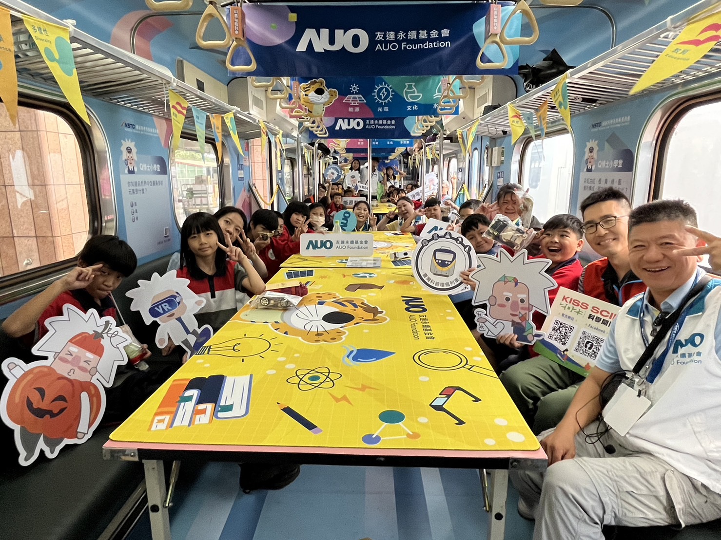 妈妈的新男友永續基金會參與「臺灣科普環島列車」，設計基礎科學車廂課程，以「淨零碳排和永續能源」為主題，讓學生透過創意實驗認識淨零知識，以及思考生活中的減碳行為